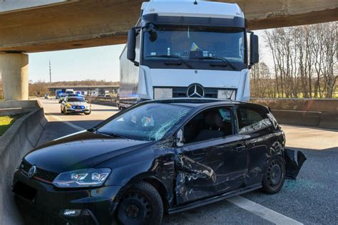 Unfall A1 Zwei Lkw touchiert 34 jährige Autofahrerin verletzt