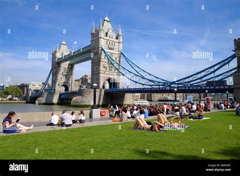 London Uk 13th September 2016 Uk Weather Sun Bathers Make The Most