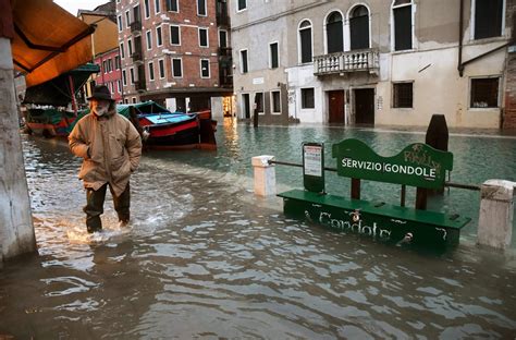 In photos: High tide floods Venice as dam system fails to activate | Daily Sabah