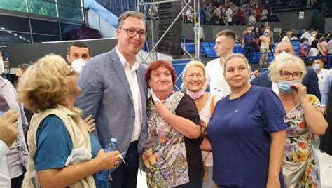 VELIČANSTVEN DOČEK ZA PREDSEDNIKA Vučić se pozdravio i fotografisao sa