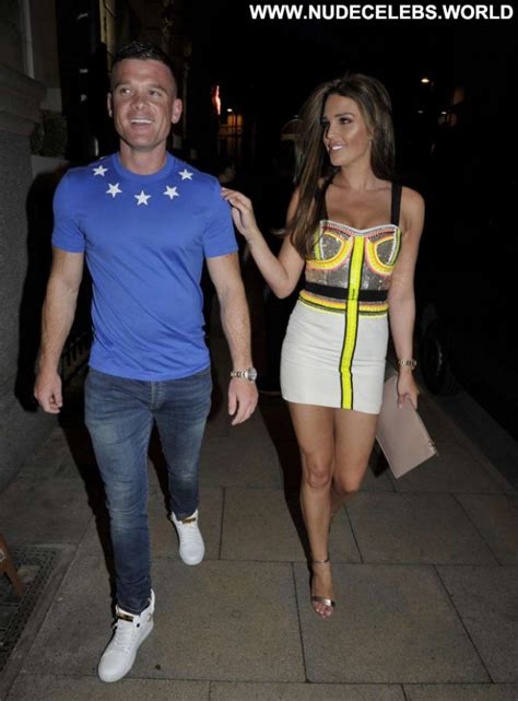 Danielle Lloyd Babe Beautiful Celebrity Paparazzi Posing Hot Famous