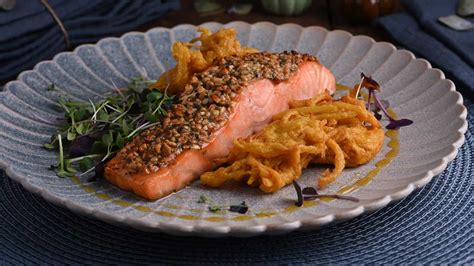 Salmón en salsa de miel y mostaza con buñuelos de cebolla Canal Cocina