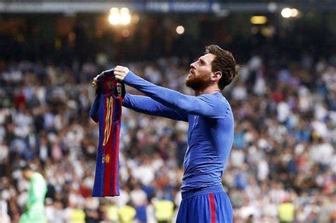 Super Ballon Dor Loading Fans React As Psg Superstar Lionel Messi