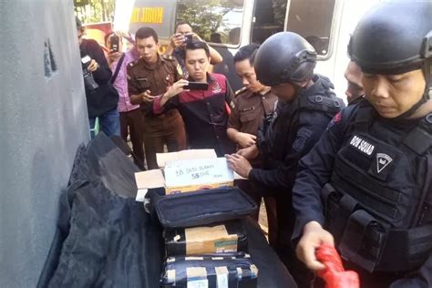 Kejaksaan Musnahkan Ribuan Barang Bukti Bahan Peledak Jawa Pos