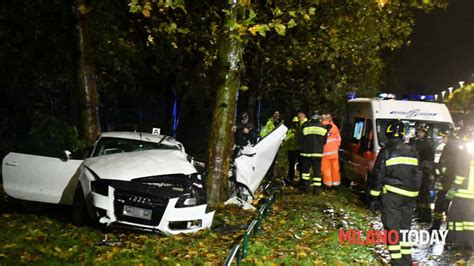 Incidente A Milano 34enne Si Schianta Con L Audi Contro Un Albero In