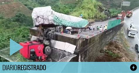 La Cabina De Un Camión Queda Colgando De Un Puente Y Sus Ocupantes Se Salvan De Milagro Diario