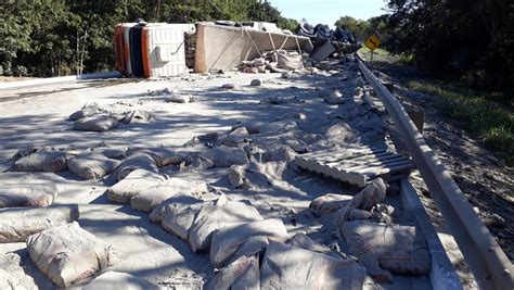 Carreta Bitrem Carregada Cimento Tomba Em Trecho De Serra Na BR 262