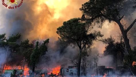 Salento In Fiamme Incendio A Torre Mozza Evacuati Gli Alberghi Di