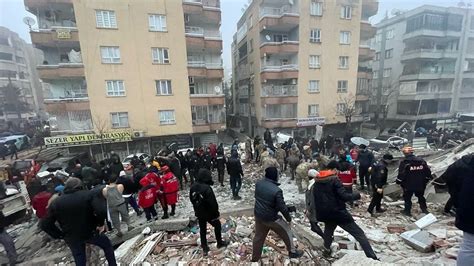 Prve fotografije katastrofalnog zemljotresa u Turskoj Spasioci izvlače