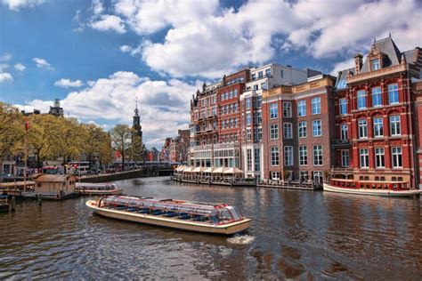 Barco De Cruceros Del Canal De Amsterdam Con La Casa Tradicional