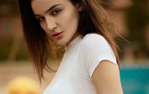 Обои girl hot sexy eyes smile beautiful figure model на телефон