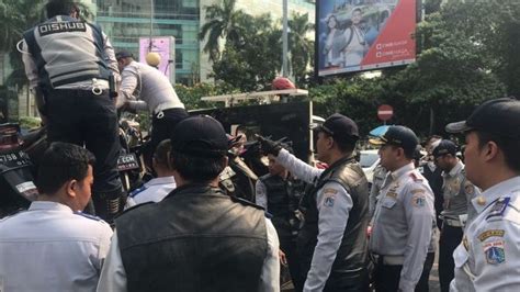 Pemilik Hanya Pasrah Lihat Petugas Dishub Angkut Puluhan Motor Yang