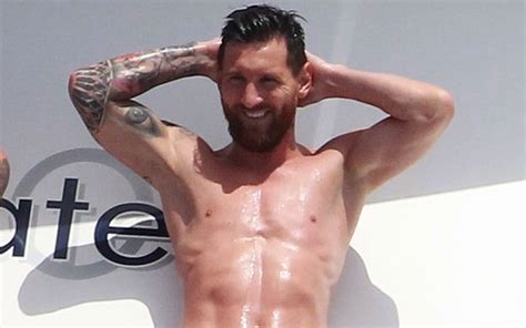 De férias Lionel Messi exibe corpo saradíssimo e de tirar o fôlego em