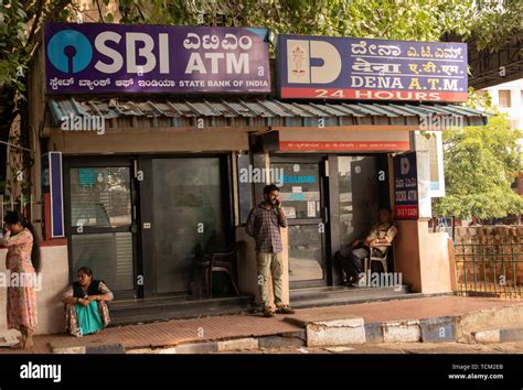 Sbi atm hi-res stock photography and images - Alamy