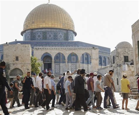 Colonos Israelíes Asaltan La Mezquita De Al Aqsa Al Mayadeen Español