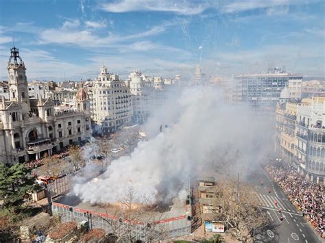 Calendario de la mascletá castillos y pirotécnias que disparan