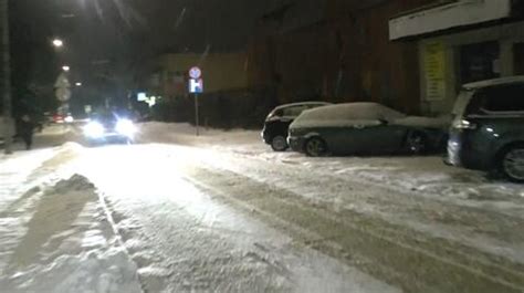 Warmińsko mazurskie Półmetrowe zaspy nieprzejezdne niektóre drogi