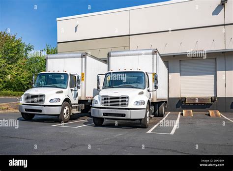 Middle Duty Industrial Standard White Day Cab Rig Semi Trucks With Box Trailers For Local