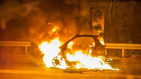 Flammen Inferno Auf A Smart Brennt Auf Autobahn V Llig Aus Rettung