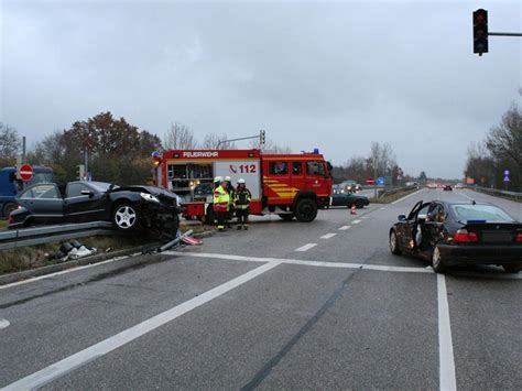 Autos Prallen Zusammen Drei Verletzte