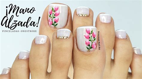 Diseños de Uñas de los Pies Blancas con Flores Sencillas y Fáciles de