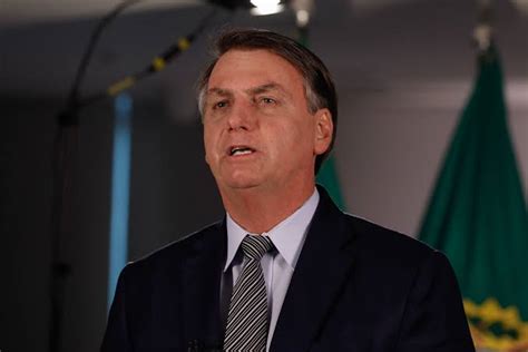 Bolsonaro critica governo por alta do dólar e ironiza Simone Tebet