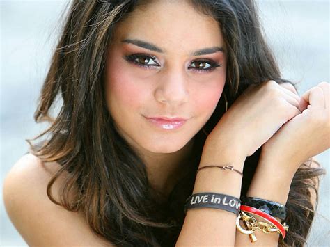 Cute Vanessa Hudgens Wallpaper 1024x768 7094