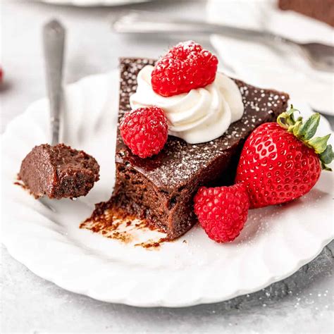 Best Flourless Chocolate Cake Recipe 2024