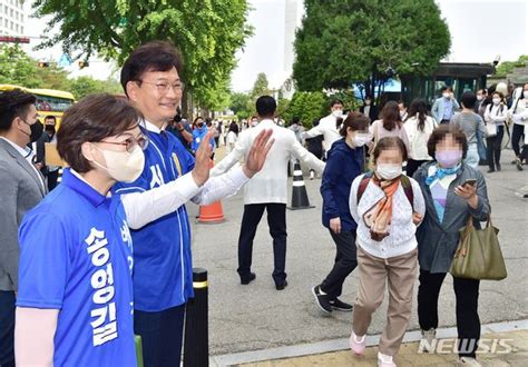 인사하는 송영길 더불어민주당 서울시장 후보 네이트 뉴스