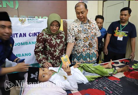 Pj Bupati Jombang Membuka Khitan Cinta Dan Salurkan Bantuan Baznas