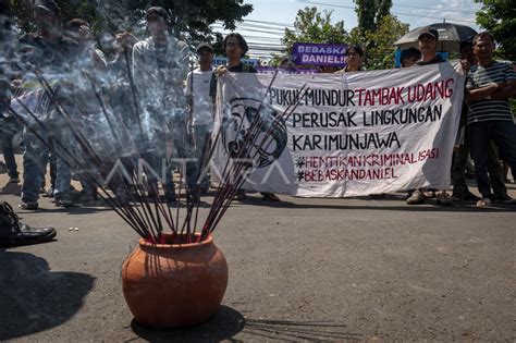 Aksi Solidaritas Untuk Aktivis Lingkungan Karimunjawa ANTARA Foto