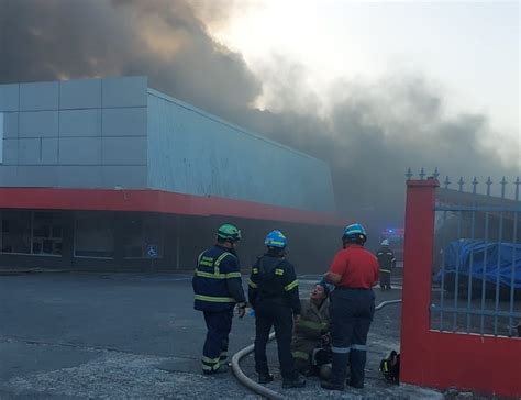 Se Incendia Bodega De Textiles Y Alfombras En Calidonia Video Critica