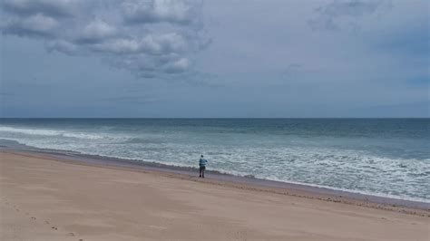 Vid O De Stock Premium Seul P Cheur Solitaire Debout Sur La Plage De