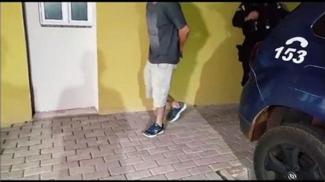 Sextou homem chega bem louco em casa quebra tudo agride família e