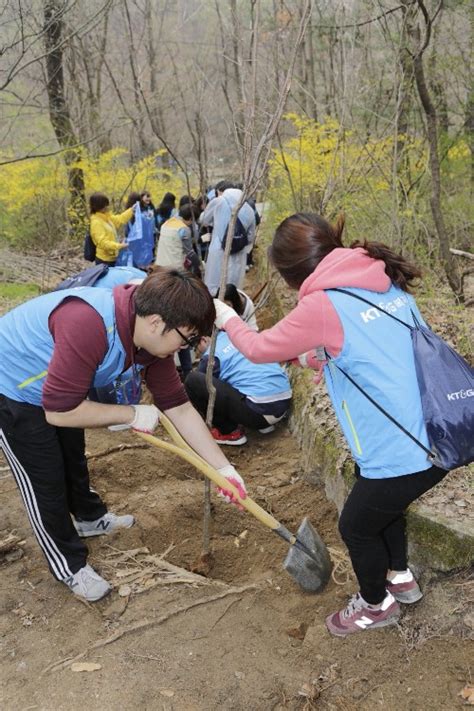 Ktandg복지재단 대학생 220명과북한산 생태복원활동