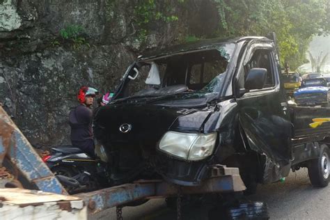 Mobil Pikap Terjun Ke Laut Usai Tabrakan Dengan Kendaraan Lain Antara