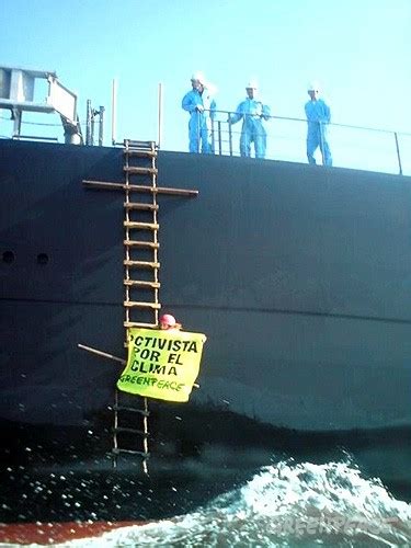 ACCIÓN Comienza la acción de Greenpeace en un barco carbonero en aguas