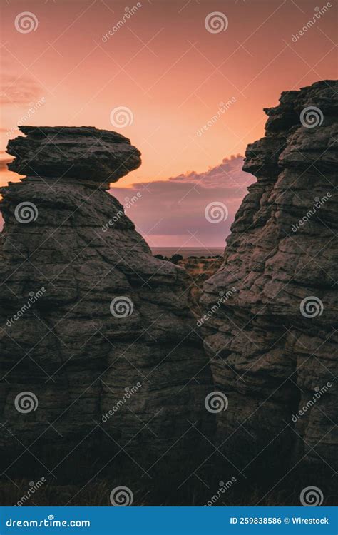 Vista Fascinante De Las Formaciones Rocosas Sobre El Fondo De La Puesta