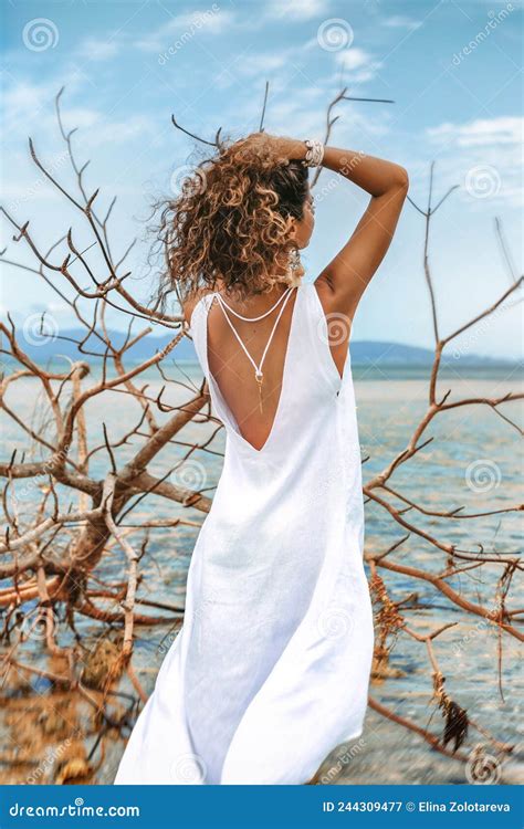 Bella Joven Y Elegante Mujer Vestida De Blanco En La Playa Imagen De