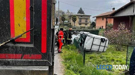 Brianza Si Ribalta Con Il Furgoncino E Finisce In Una Casa Paura Per