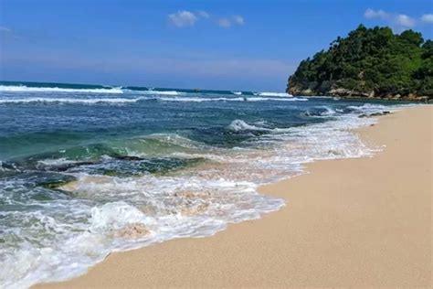 Pantai Terindah Di Jawa Tengah Yang Belum Banyak Orang Tahu Ombaknya