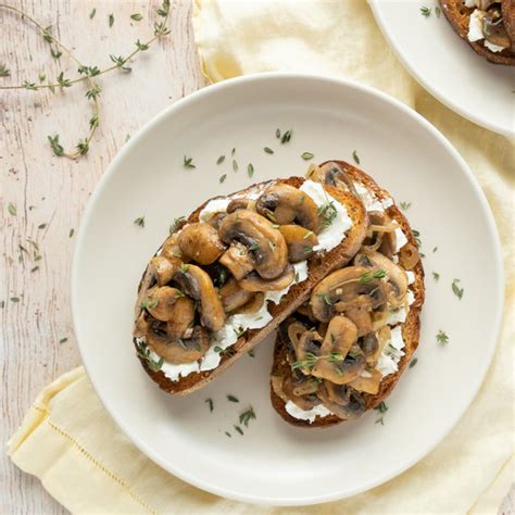 Mealime Mushroom Toasts With Goat Cheese Balsamic And Thyme