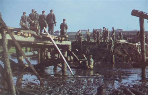 Саперы немецкой 6-ой армии на строительстве моста на рекой — военное фото