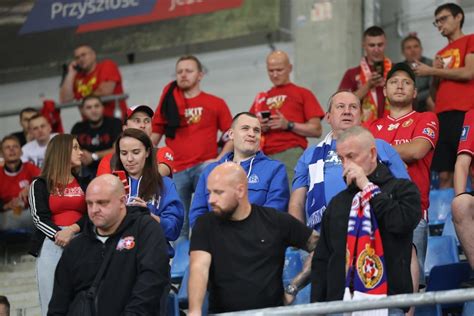 Kibice Ruchu Chorzów i Widzewa w Gliwicach ZDJĘCIA Wielka grupa fanów