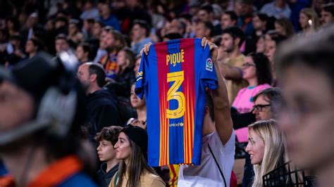 Record Attendance The Fans Filled The Spotify Camp Nou In Piqués Farewell