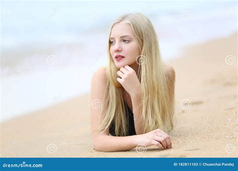 Belle Femme Sur La Plage De Pattaya En Tha Lande Image Stock Image Du