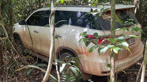 Em Rurópolis veículo é encontrado abandonado em área de mata que pode