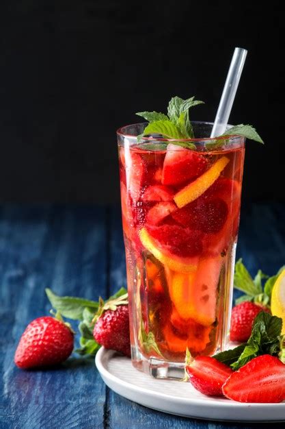 Mojito de fresa cóctel de mojito de verano frío con fresas menta