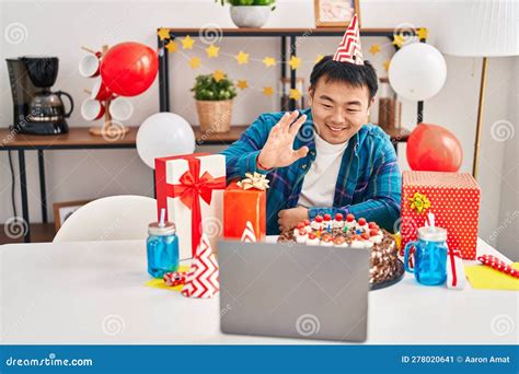 Joven Chino Celebrando Su Cumplea Os Con Pasteles Haciendo