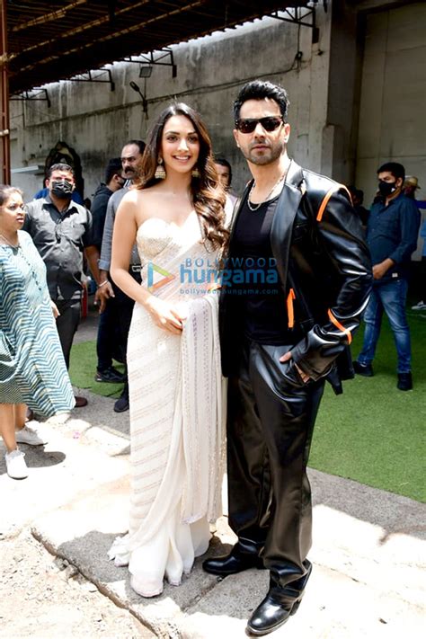 Photos Varun Dhawan Kiara Advani Anil Kapoor And Neetu Singh Snapped